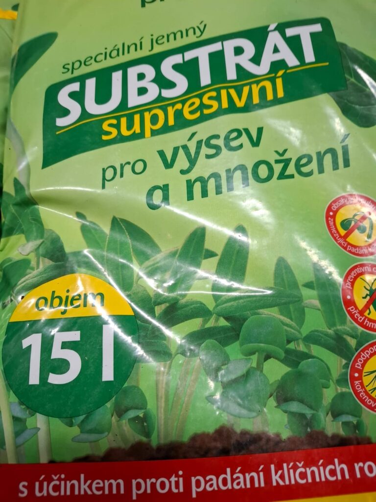 Obal špeciálneho substrátu na výsev a množenie rastlín s objemom 15 litrov, s informáciami o účinnosti proti padaniu klíčnych rastlín."