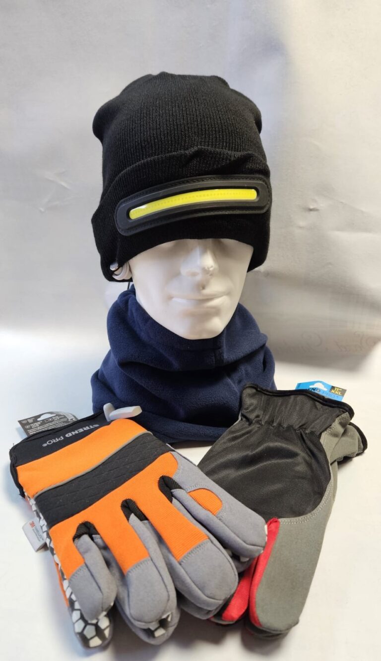 Čierna čiapka s reflexným pásom, modrý fleeceový golier a dve rôzne rukavice, jedna s oranžovými a šedými detailmi a druhá v čiernej farbe, umiestnené na bielej ploche.