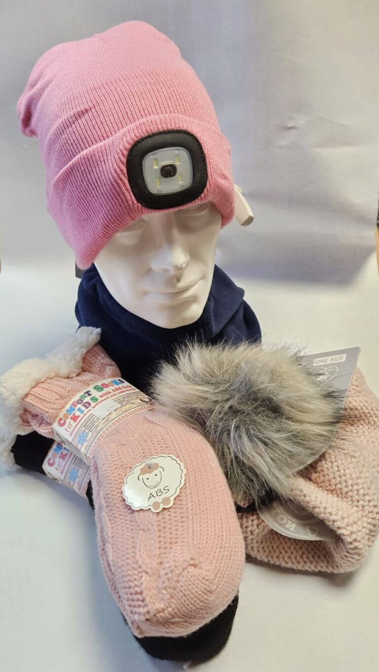 Ružová čiapka s LED svetlom a detské rukavice s jemným kožušinovým lemom, umiestnené na bielej podložke.