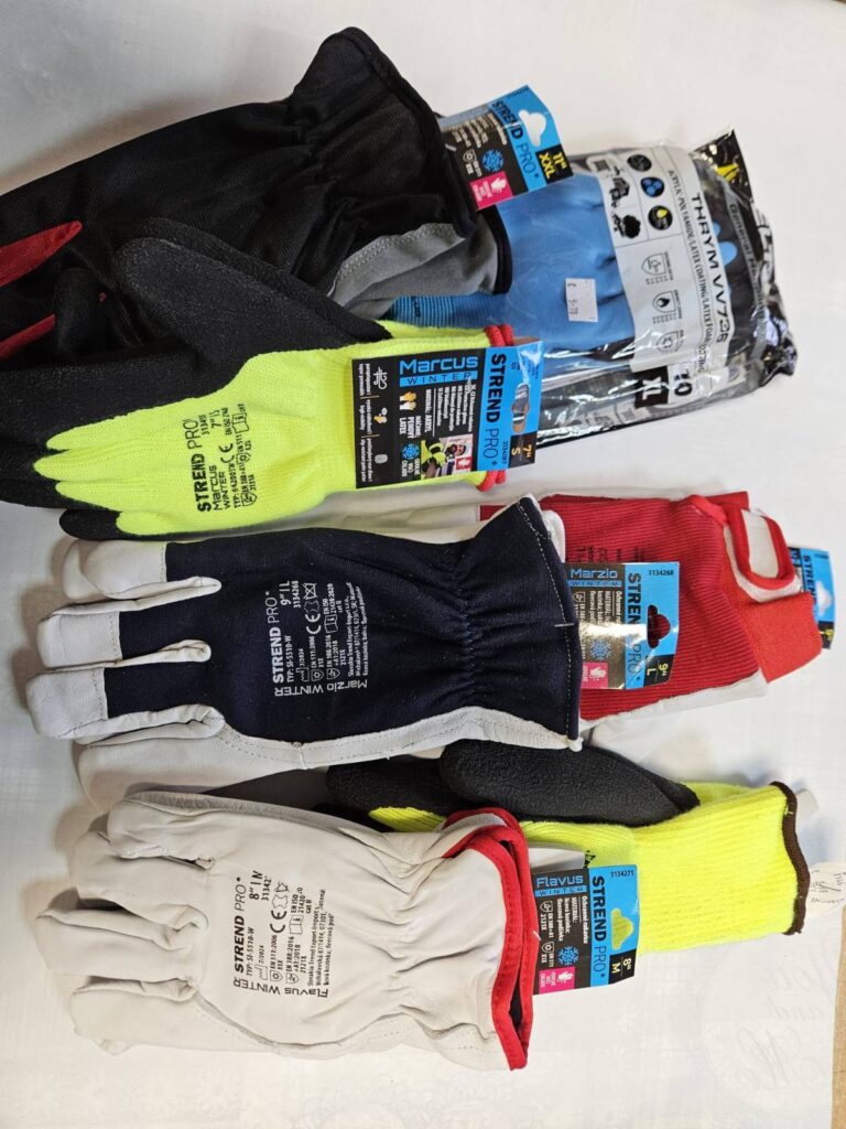 Rôzne pracovné rukavice značky Strend Pro s farebnými štítkami, umiestnené na bielom pozadí.